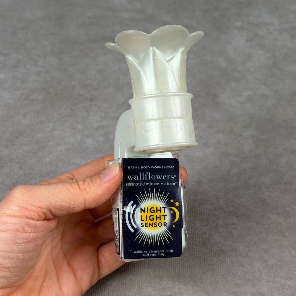 Bath & Body Works Wallflowers White Flower Night Light Sensor Fragrance Plug In